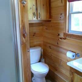 French Ridge Vineyards Cabin — Private Bathroom